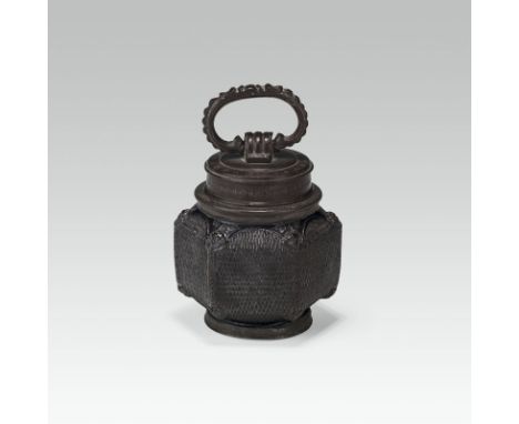  Kleine Schraubflasche, Muskau, 17. Jh. Steinzeug, glasiert; Wandung mit reliefiertem Dekor; Zinnstandring und -schraubversch