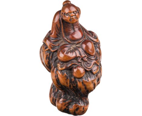  Netsuke, ca. 1800 Buchsbaumholz; Meditierender auf einem Baumstumpf; auf der Unterseite signiert; balancierend, H. 3,7 cm   