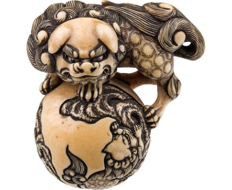  Netsuke, 20. Jh. Elfenbein, gefärbt; Shishi auf einer Kugel, darauf die Abbildung des neunschwänzigen Fuchses; signiert, H. 