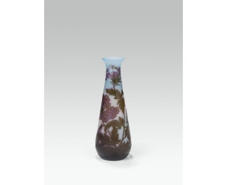  Vase mit Rosenverbene, Emile Gallé, Nancy, um 1910 farbloses Glas, hellblaue Pulvereinschmelzungen, violett und grün überfan