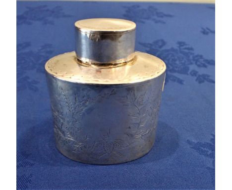 AN OVAL SILVER TEA CADDY WITH ENGRAVED DECORATION 