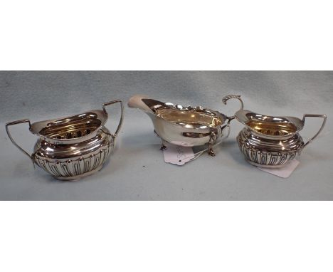 A SILVER SAUCE BOAT, CREAM JUG AND SUCRIER 