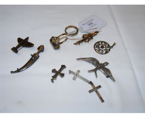 A gold ring, brooches etc.