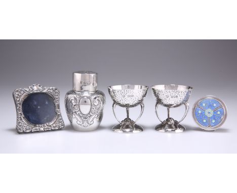 A PAIR OF ARTS AND CRAFTS SILVER SALTS, by Goldsmiths &amp; Silversmiths Co Ltd, London 1906, the planished circular bowls ra