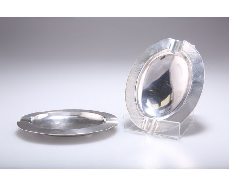 A PAIR OF GEORGE V SILVER ASHTRAYS,&nbsp;by Goldsmiths &amp; Silversmiths Co Ltd, Chester 1914, oval, with two rests, the fla