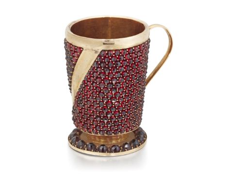 AN AUSTRO-HUNGARIAN GARNET-SET 14 CARAT GOLD MUG, Prague, late 19th/early 20th Century,&nbsp;the slightly tapering cylindrica