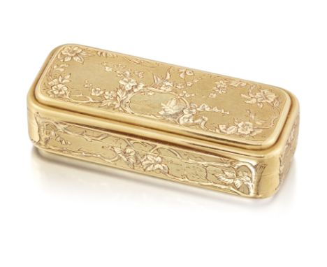 A 19TH CENTURY CONTINENTAL GOLD SNUFF BOX, of rounded rectangular form with hinged cover, engraved with a landscape vignette 