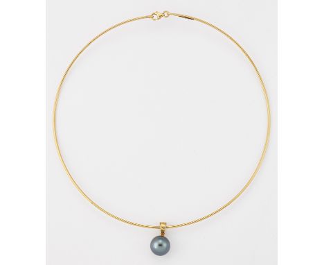 A CULTURED BLACK PEARL PENDANT ON AN 18CT GOLD TORQUE NECKLACE, the black cultured pearl to a foliate engraved bail, torque w