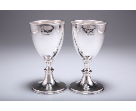 A PAIR OF ELIZABETH II SILVER IMPORT GOBLETS,&nbsp;imported by International Bullion &amp; Metal Brokers, London 1974, stampe