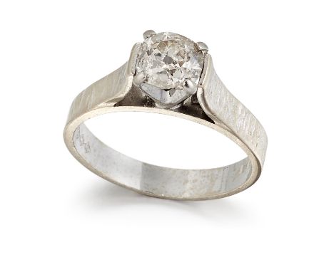 AN 18CT WHITE GOLD SOLITAIRE DIAMOND RING, an old-cut diamond in a claw setting, to textured shoulders estimated diamond weig