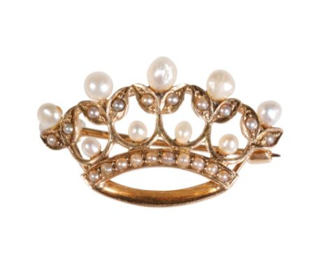 SEED PEARL CROWN BROOCH white and grey tone seed pearls set in unmarked yellow metal, 2.8cm