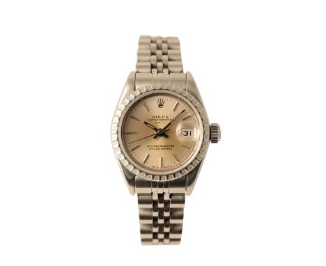 ROLEX OYSTER PERPETUAL DATE LADY'S STAINLESS STEEL BRACELET WATCH with automatic movement, silver dial, date aperture, silver