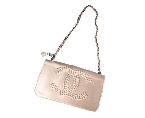 CHANEL CHAMPAGNE COLOURED SILK EVENING BAG WITH PEARL CC LOGO, silvertone hardware, detachable CC embossed pearl bag charm, s