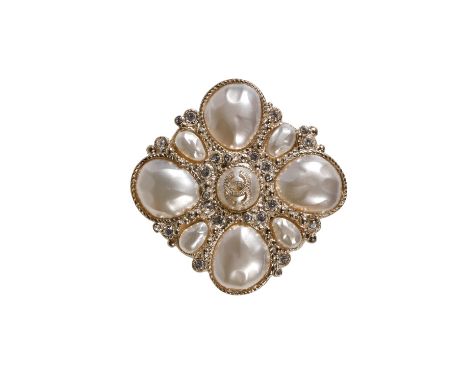 CHANEL BROOCH FASHIONED IN PALE GOLDTONE METAL, WITH CENTRAL CC LOGO, PEARL &amp; DIAMANTE DETAIL, introduced in 2012 for the