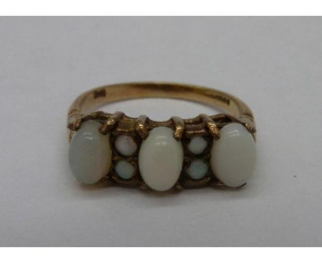 A 9ct gold and opal ring, weight 2.7g, size M