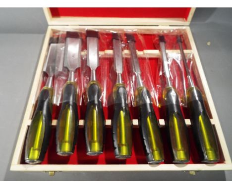 Tools - a seven piece deluxe chisel set in wooden carry case (chdln)