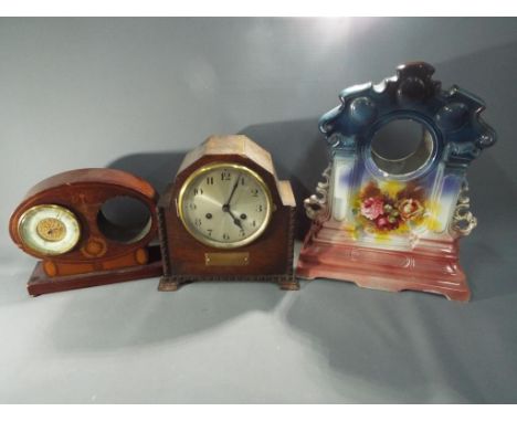 Lot to include an oak cased mantel clock, ceramic clock case and similar.