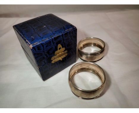 Pair of hallmarked silver napkin rings in fitted box, combined 10g. P&amp;P Group 1 (£14+VAT for the first lot and £1+VAT for