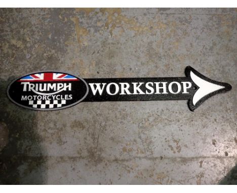 Cast iron Triumph Motorcycles workshop arrow, W: 40 cm. P&amp;P Group 1 (£14+VAT for the first lot and £1+VAT for subsequent 