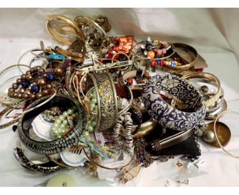 Quantity of mixed costume jewellery. P&amp;P Group 1 (£14+VAT for the first lot and £1+VAT for subsequent lots) 