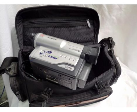 Samsung VPW60 camcorder 8 in original carry bag with charger. P&amp;P Group 1 (£14+VAT for the first lot and £1+VAT for subse