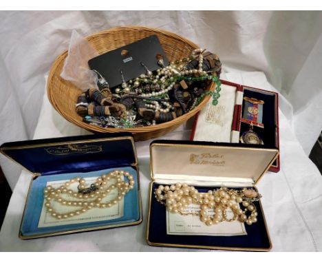 Selection of mixed jewellery to include cased pearl necklaces. P&amp;P Group 1 (£14+VAT for the first lot and £1+VAT for subs