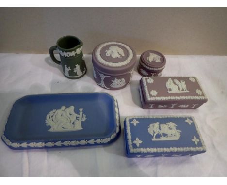 Small selection of Wedgwood jasper ware. P&amp;P Group 2 (£18+VAT for the first lot and £3+VAT for subsequent lots) 