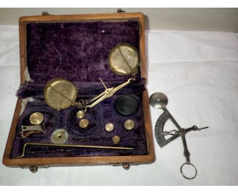 Small set of brass scales, appears complete. P&amp;P Group 1 (£14+VAT for the first lot and £1+VAT for subsequent lots) 