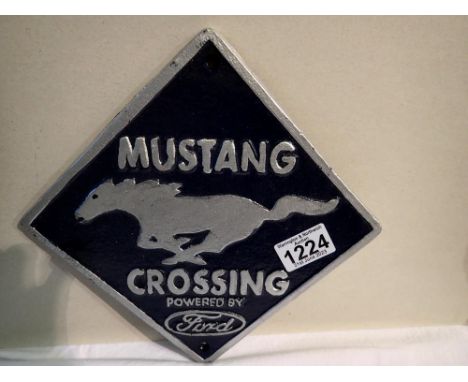 Cast iron Mustang crossing plaque, W: 20 cm. P&amp;P Group 1 (£14+VAT for the first lot and £1+VAT for subsequent lots) 