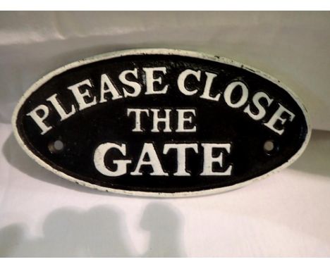 Cast iron Please Close the Gate sign, W: 12 cm. P&amp;P Group 1 (£14+VAT for the first lot and £1+VAT for subsequent lots) 