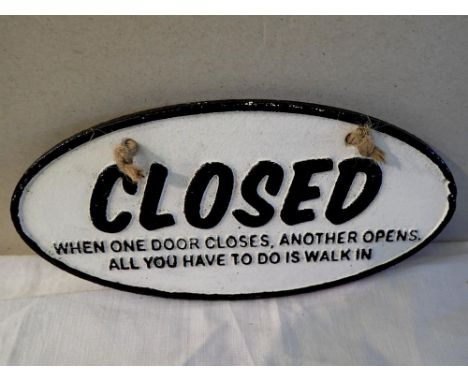 Cast iron open/closed sign, W: 12 cm. P&amp;P Group 1 (£14+VAT for the first lot and £1+VAT for subsequent lots) 