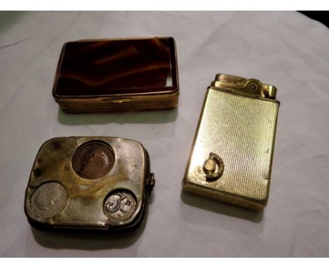 Metal coin purse with jump ring, an agate and yellow metal snuffbox together with a musical lighter (3). P&amp;P Group 1 (£14