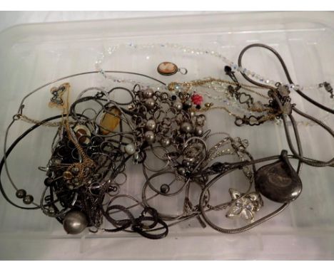 Mixed jewellery including silver. P&amp;P Group 1 (£14+VAT for the first lot and £1+VAT for subsequent lots) 