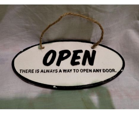 Cast iron open/closed sign, W: 15 cm. P&amp;P Group 1 (£14+VAT for the first lot and £1+VAT for subsequent lots) 