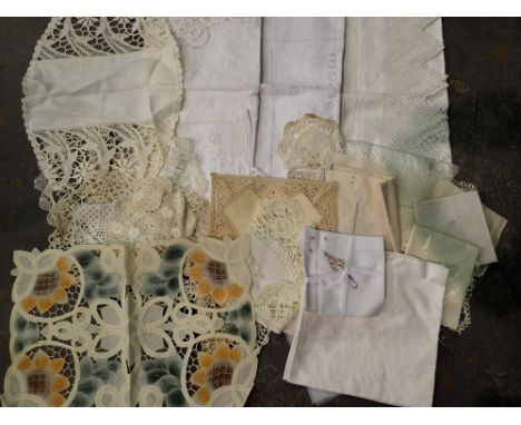 Collection of mixed table linen. P&amp;P Group 2 (£18+VAT for the first lot and £3+VAT for subsequent lots) 
