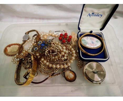 Mixed jewellery including a boxed Ansley brooch. P&amp;P Group 1 (£14+VAT for the first lot and £1+VAT for subsequent lots) 