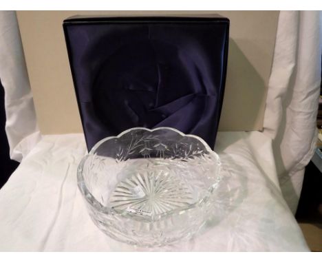 Boxed Stuart Crystal etched glass centre bowl, D: 20 cm. Not available for in-house P&amp;P 