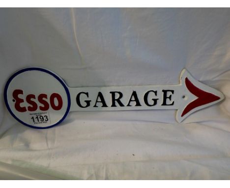Cast iron Esso garage arrow sign, W: 40 cm. P&amp;P Group 1 (£14+VAT for the first lot and £1+VAT for subsequent lots) 