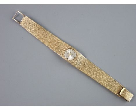 A LADY'S NINE CARAT GOLD CIRCULAR DIAL ROTARY WRISTWATCH with incorporated bark effect graduated bracelet, total 44 grms