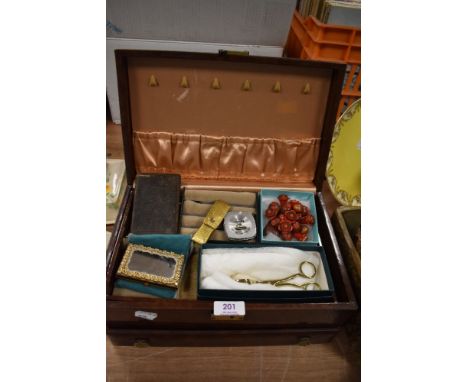 A selection of vintage costume jewellery and trinkets in leather case