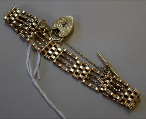 A 9ct gold gate bracelet having decorated padlock clasp, 18.7g.