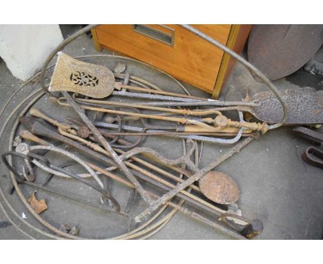 MIXED LOT VARIOUS ASSORTED IRON TOOLS AND IMPLEMENTS TO INCLUDE FIRE TOOLS, DIBBER, POT STANDS ETC