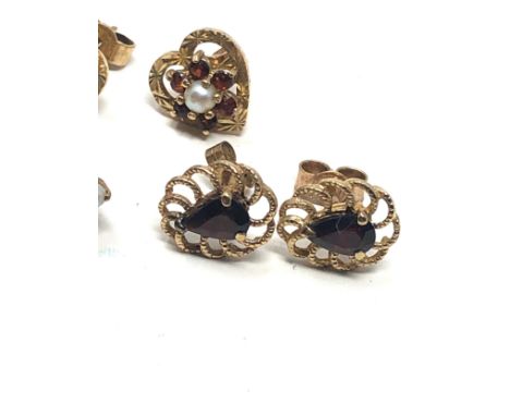 3 x 9ct gold vintage garnet, amethyst &amp; pearl stud earrings (5.7g) missing small pearl 