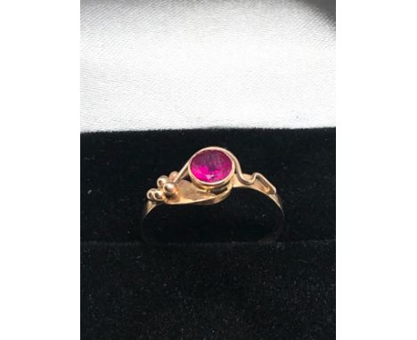 14ct gold foliate framed synthetic ruby ring (1.1g) 