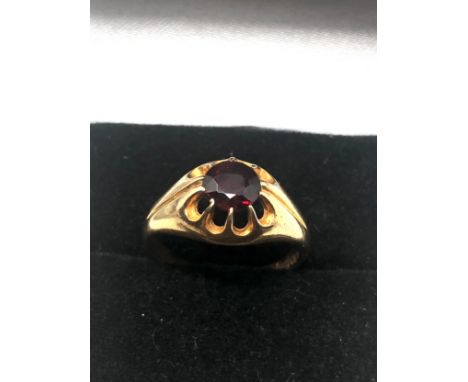 Vintage 9ct gold garnet ring weight 2.6g 