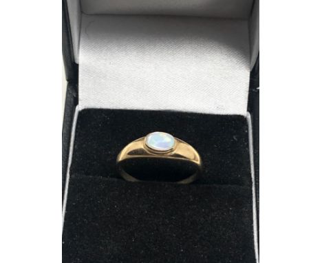 9ct gold white opal ring (1.4g) 