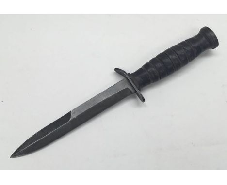 A WW2 era US M3 fighting / trench knife. 17cm carbon steel blade and cross guard, with partial original parkerised finish, si