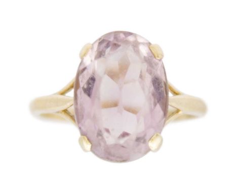 A 9k pale amethyst set cocktail ring. The oval cut stone measuring 13.6 x 9.9mm, stamped 9ct, size O 1/2, 3.2g.