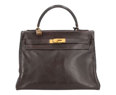 HERMÈS VINTAGE Handtasche "KELLY BAG 32". Aus dem Jahr 1950 (F Stamp). Aus Boxcalf Leder in Dunkelbraun mit goldfarbener Hard