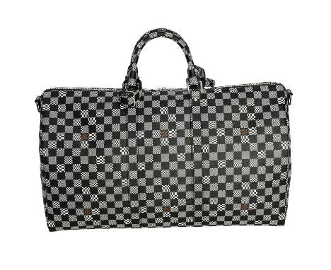 LOUIS VUITTON Weekender "KEEPALL BAND. 50". Koll. 2021. Distorted Damier Canvas Serie. (N50028). Designed by Virgil Abloh. Sc